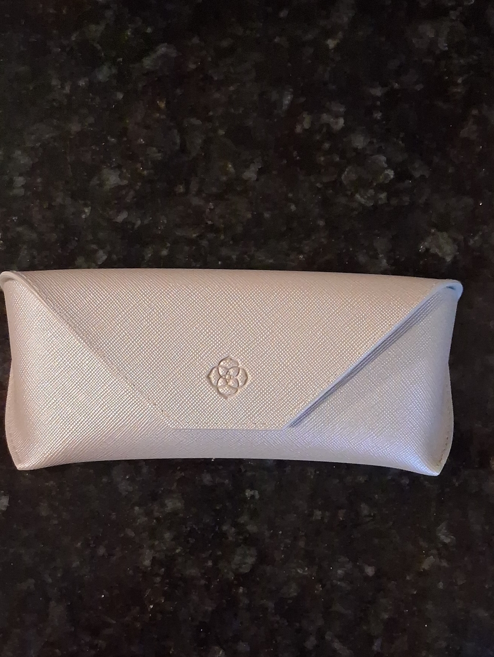 Kendra Scott Elegant Champange Eyeglass Case